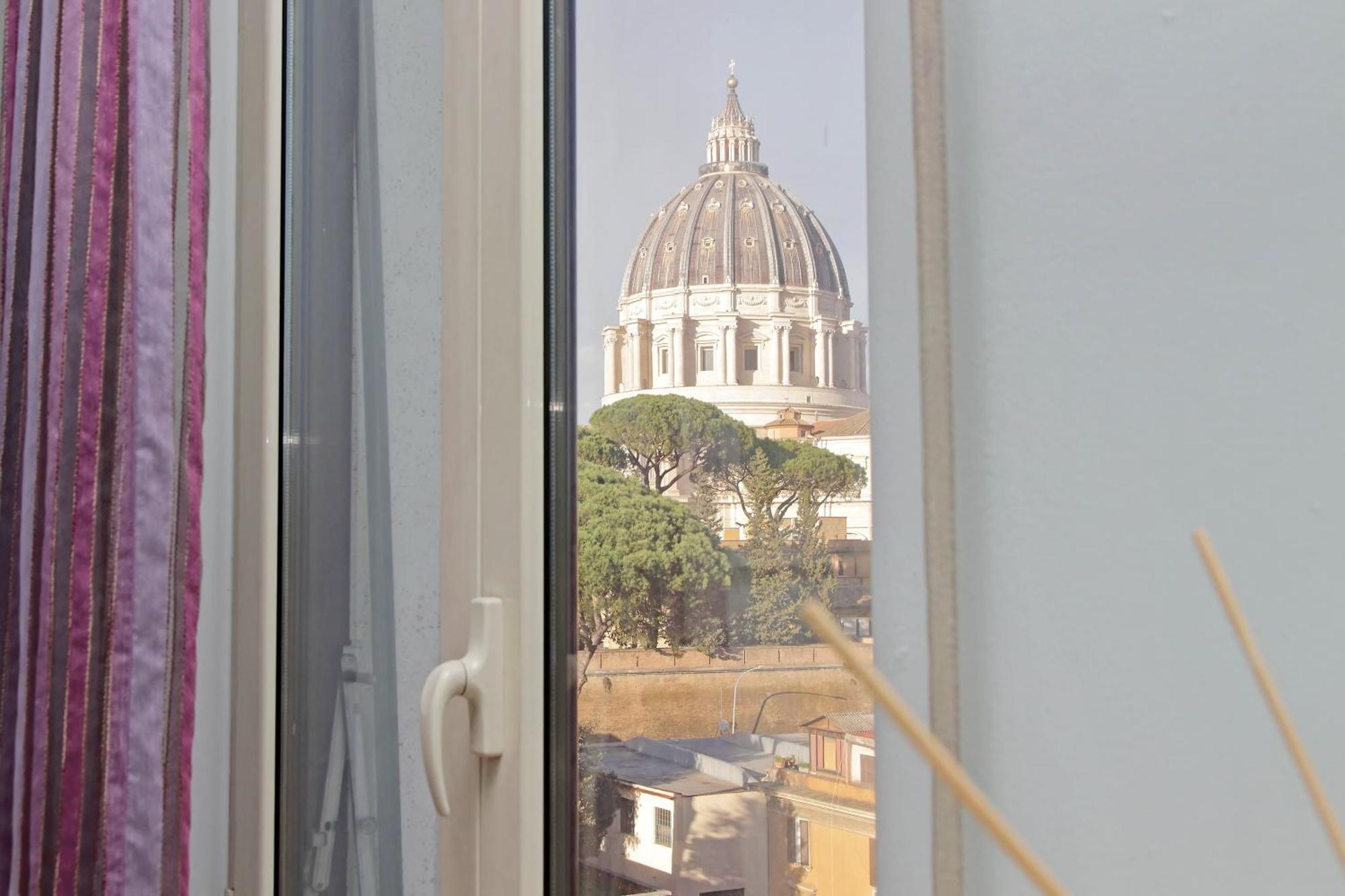 Ych-una Finestra Sulla Cupola Di San Pietro Rom